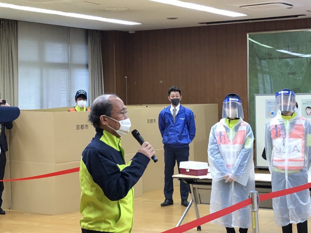 京都市の防災訓練、備蓄用段ボールベットの設置